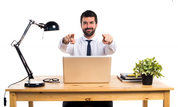 Homme d&#39;affaires dans son bureau pointant vers l&#39;avant