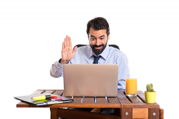 Homme d&#39;affaires dans son bureau saluant quelqu&#39;un