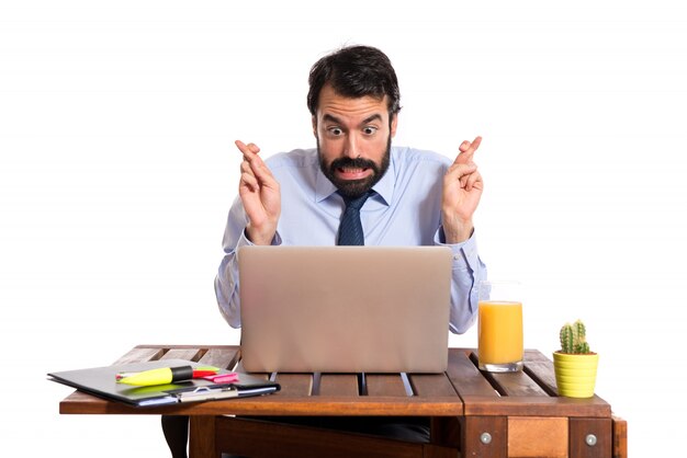 Homme d&#39;affaires dans son bureau avec ses doigts croisés