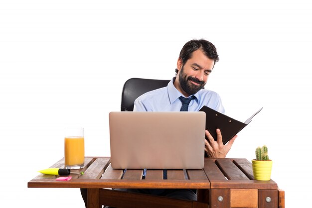 Photo gratuite homme d'affaires dans son bureau avec son dossier