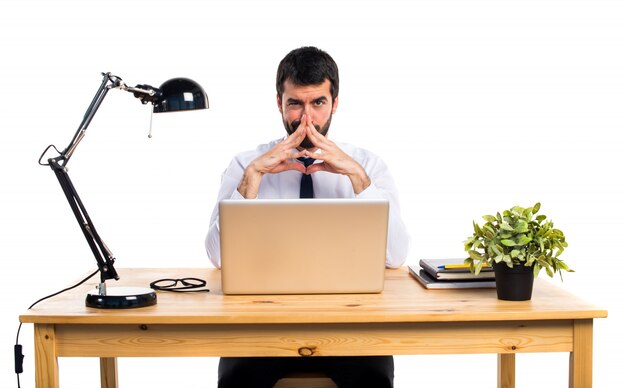 Homme d&#39;affaires dans son bureau en train de penser