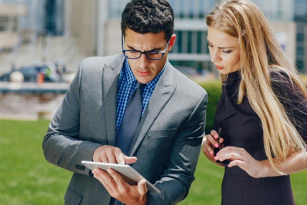 homme d&#39;affaires dans une ville d&#39;été avec femme