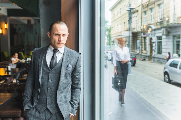 Homme affaires, debout, café, fenêtre