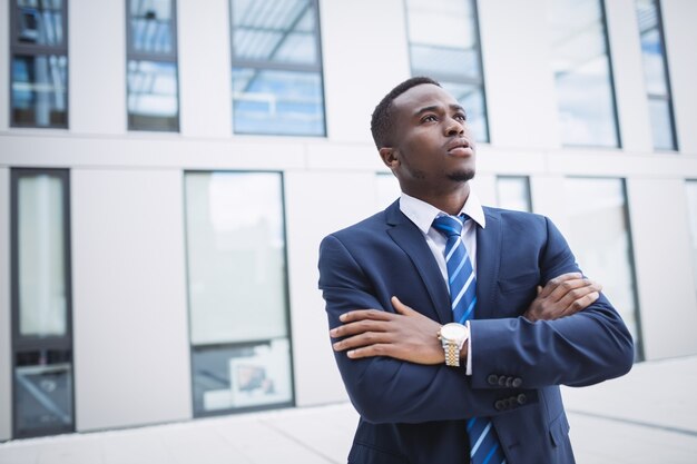 Homme affaires, debout, dehors, bureau, bâtiment