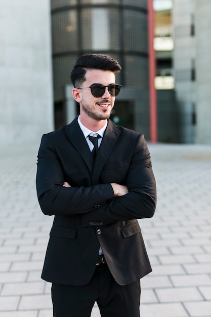 Homme d&#39;affaires devant l&#39;immeuble de bureaux