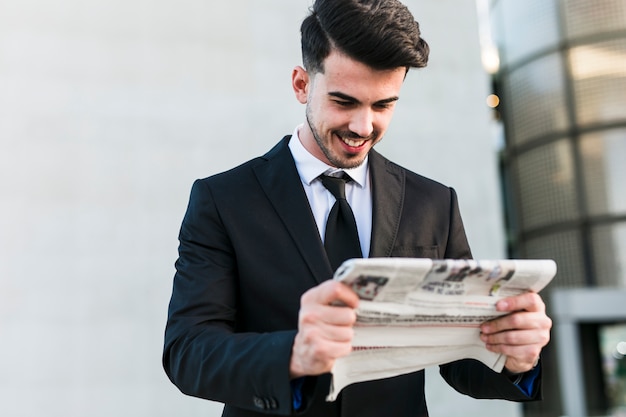 Homme d&#39;affaires devant l&#39;immeuble de bureaux