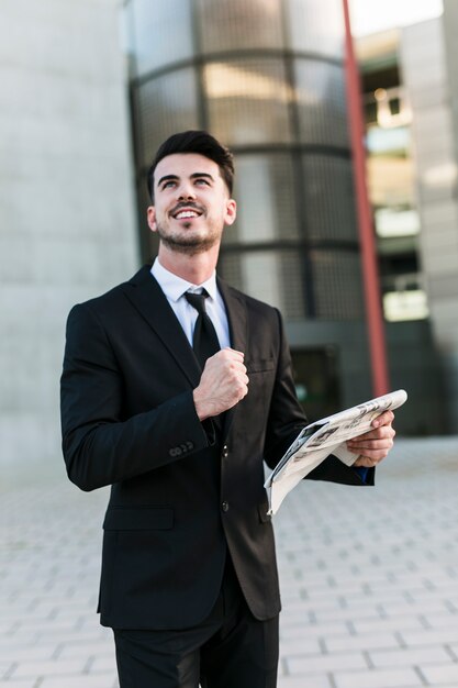 Homme d&#39;affaires devant l&#39;immeuble de bureaux