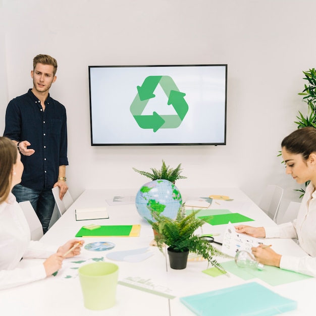 Homme d&#39;affaires, discutant de concept de recyclage avec sa collègue