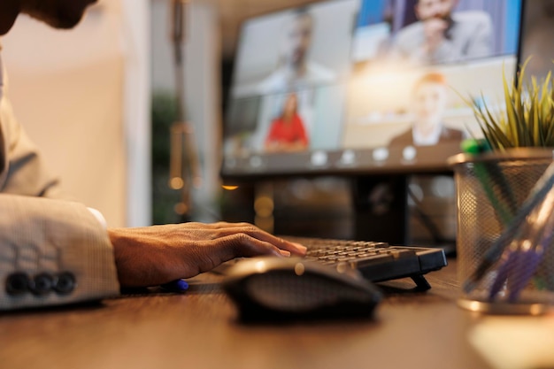 Homme d'affaires discutant des statistiques marketing avec une équipe à distance lors d'une conférence de réunion par appel vidéo en ligne. Divers collègues travaillant pendant des heures à la stratégie de l'entreprise dans le bureau de démarrage