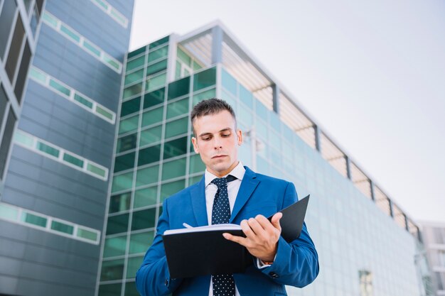 Homme d&#39;affaires avec dossier