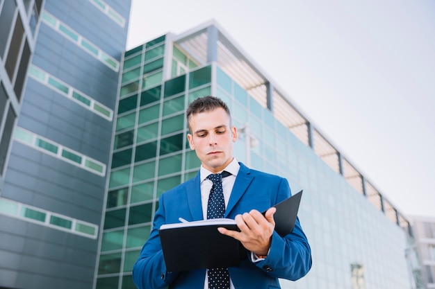 Homme d&#39;affaires avec dossier