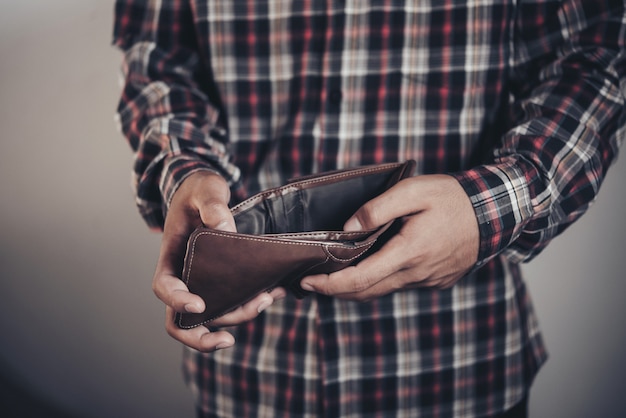 homme d&#39;affaires économiser de l&#39;argent