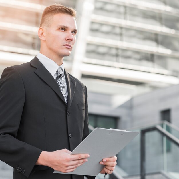 Homme d&#39;affaires élégant avec une expression sérieuse