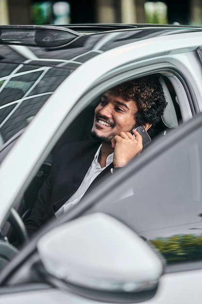 L'homme d'affaires est monté dans sa voiture.