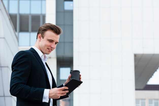 Homme d'affaires à faible angle avec tablette