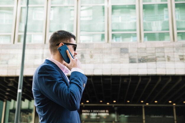 Homme d&#39;affaires faisant un appel téléphonique en milieu urbain