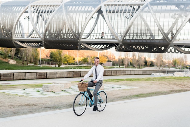 Homme D'affaires Faisant Du Vélo Vintage Dans La Villexa