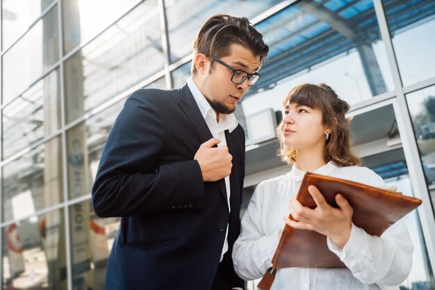 Homme d'affaires et femme d'affaires regardent les papiers importants