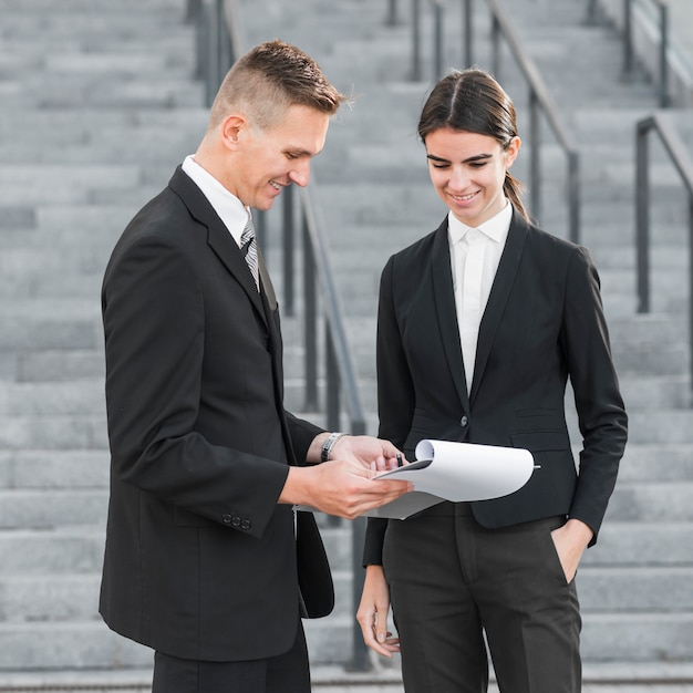 Homme d&#39;affaires et femme d&#39;affaires se parlant