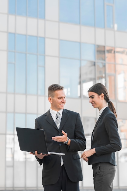 Homme d&#39;affaires et femme d&#39;affaires se parlant