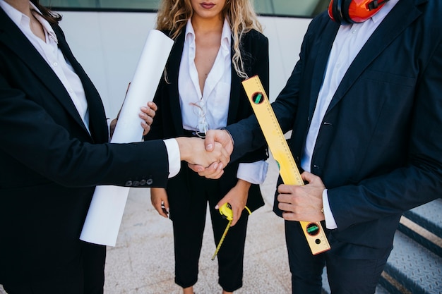 Photo gratuite homme d'affaires et femme d'affaires se serrant la main