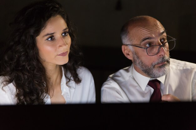 Homme affaires, femme affaires, sombre, bureau