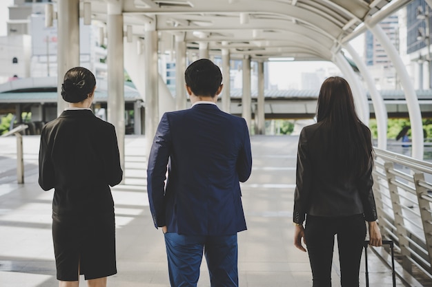 Homme d&#39;affaires et femme vont en voyage d&#39;affaires.