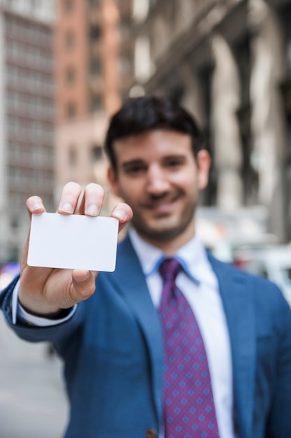 Homme d&#39;affaires flou démontrant la carte de visite