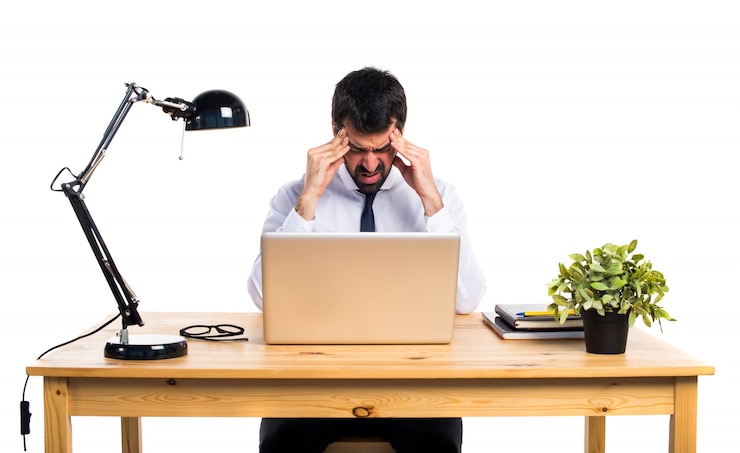 Photo gratuit homme d'affaires frustré dans son bureau
