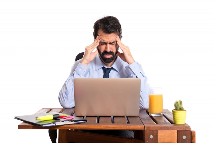 Photo gratuit homme d'affaires frustré sur fond blanc