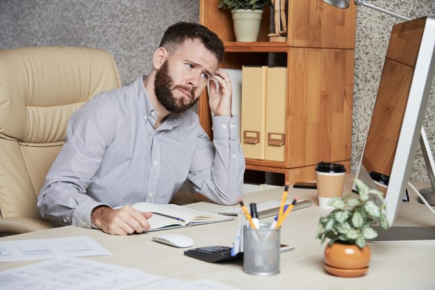 Homme d'affaires frustré