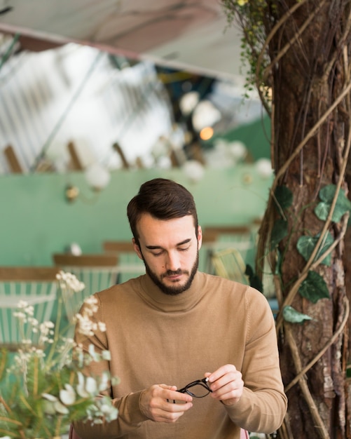 Photo gratuite homme d'affaires grand angle avec des lunettes