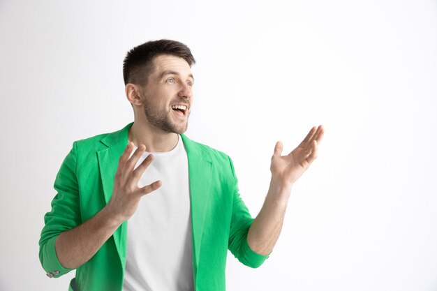 Homme d'affaires heureux debout, souriant isolé sur fond gris studio. Beau portrait mâle demi-longueur. Jeune homme satisfait. Émotions humaines, concept d'expression faciale.