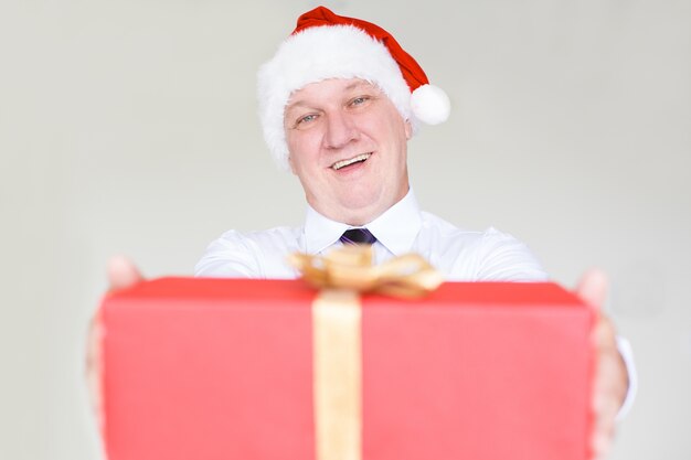 Homme d&#39;affaires joyeuse en cadeau de Santa Hat