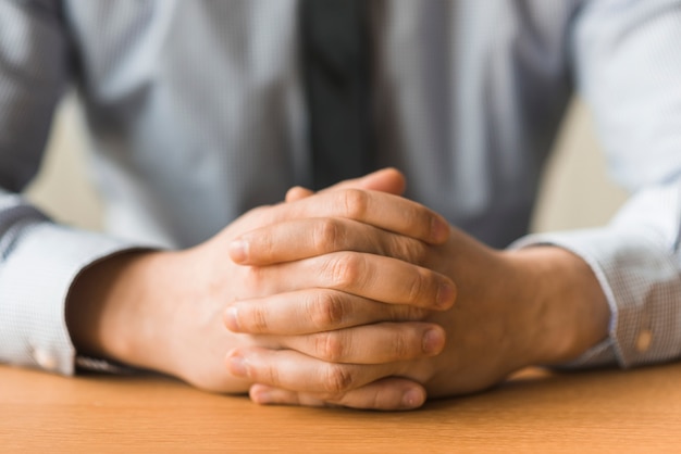 Homme d&#39;affaires avec les mains empilées