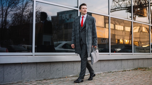 Homme d&#39;affaires marchant avec une mallette