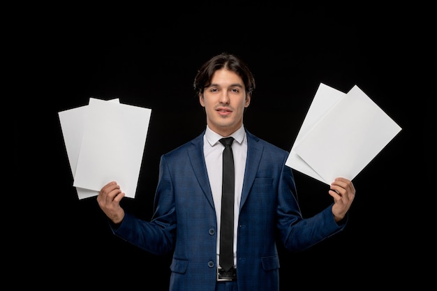 Homme d'affaires mignon mec brune en costume bleu foncé avec la cravate tenant des feuilles de papier