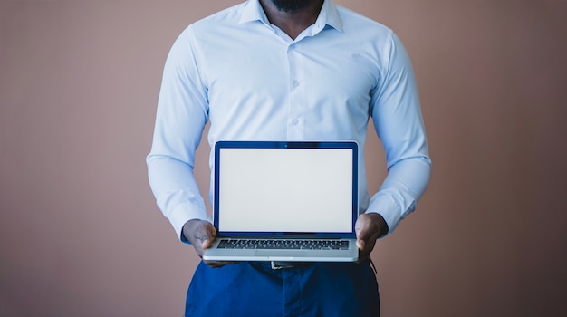 Homme d&#39;affaires montrant un ordinateur portable