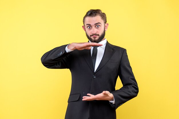 Homme d'affaires montre la taille approximative de quelque chose