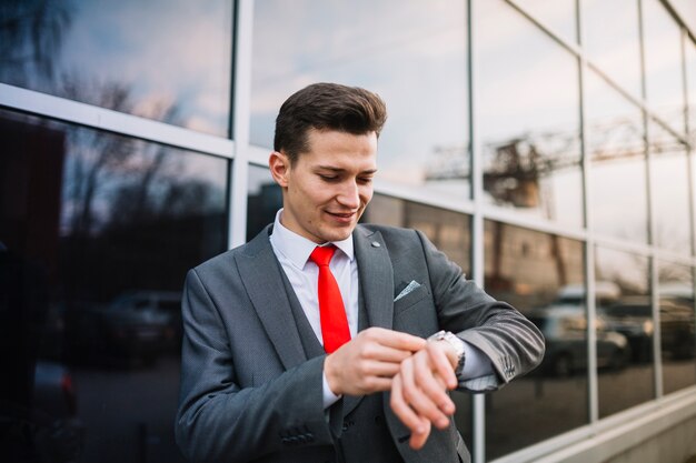 Homme d&#39;affaires avec montre