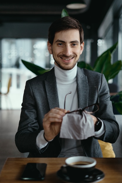 Homme affaires, nettoyage, sien, lunettes, à, a, tasse café