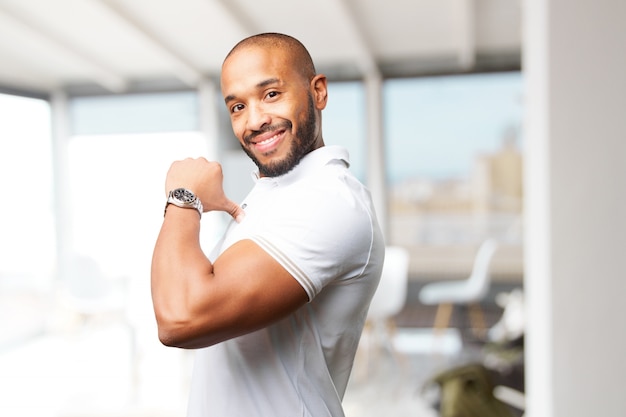 Un homme d'affaires noir avec une expression heureuse.