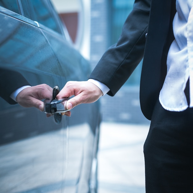 L&#39;homme d&#39;affaires ouvre la porte