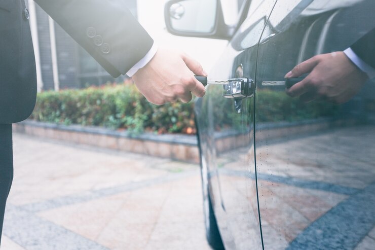 Photo gratuit l&#39;homme d&#39;affaires ouvre la porte