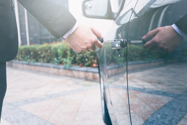 L&#39;homme d&#39;affaires ouvre la porte