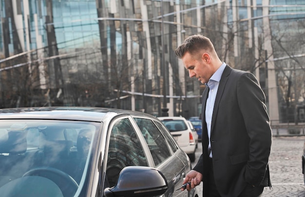 L'homme d'affaires ouvre sa voiture avec la clé