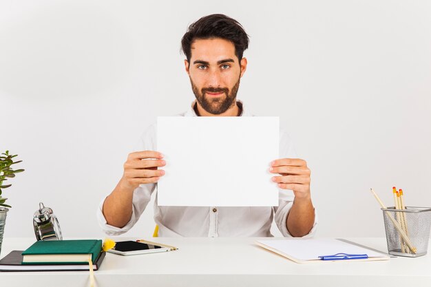 Homme d&#39;affaires avec papier blanc