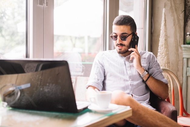 Homme d&#39;affaires, parler au téléphone au café