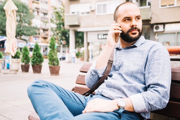 Photo gratuite homme d'affaires, parler de téléphone sur la rue