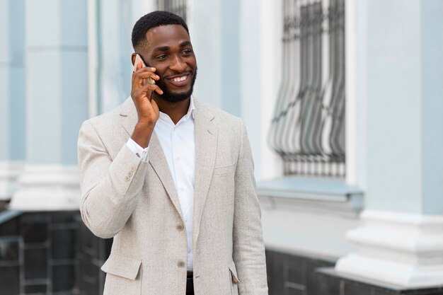 Homme affaires, parler téléphone